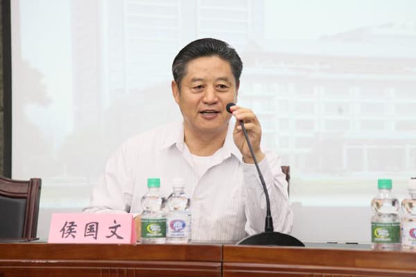 侯国文会长—黑龙江中医药大学传授套针技术